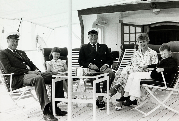 Kong Olav på dekk med Kronprins Harald, Kronprinsesse Sonja, Prins Haakon og Prinsesse Märtha Louise i 1980. Foto: De kongelige samlinger